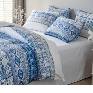 Blue and White Geometric Pattern Duvet Cover Set